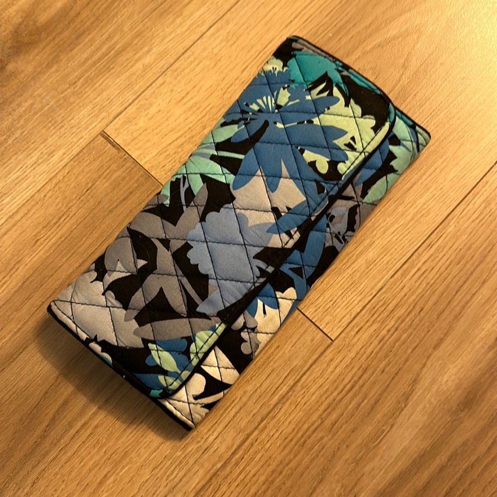 Vera Bradley tri-fold magnetic wallet